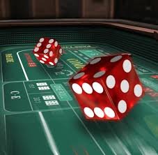 Live dealer profesional sedang menjalankan permainan kartu